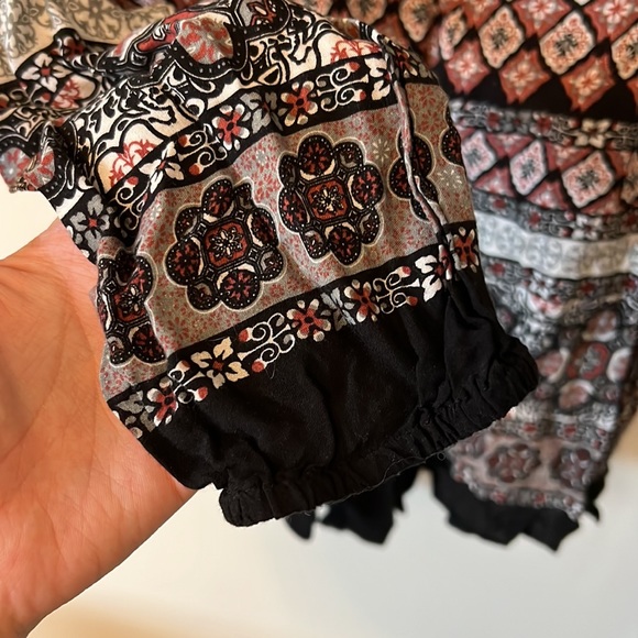 ✨3 FOR $15 SALE✨ Medallion Challis Romper By Sadie Robertson X Wild Blue - Picture 5 of 9